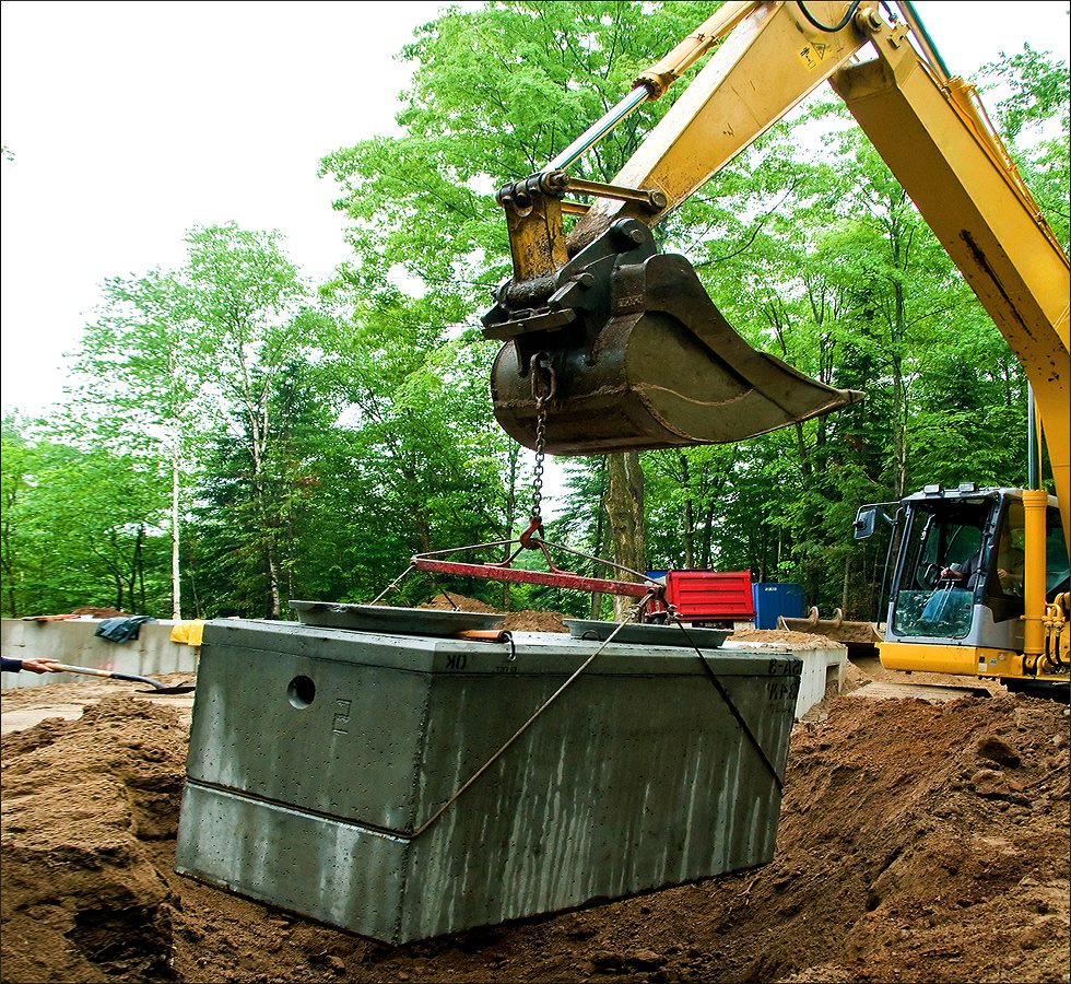 Pose d'une fosse septique béton à la grue sur un chantier du Pays d'Aix